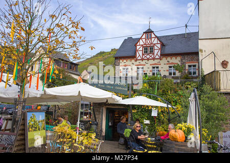 Weinstube, schöne Fachwerkhaus im Weinort Ediger-Eller, Mosel, Rheinland-Pfalz, Deutschland, Europa Stockfoto