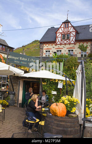 Weinstube, schöne Fachwerkhaus im Weinort Ediger-Eller, Mosel, Rheinland-Pfalz, Deutschland, Europa Stockfoto