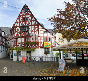 Weinstube, schöne Fachwerkhaus im Weinort Ediger-Eller, Mosel, Rheinland-Pfalz, Deutschland, Europa Stockfoto