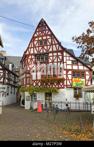 Weinstube, schöne Fachwerkhaus im Weinort Ediger-Eller, Mosel, Rheinland-Pfalz, Deutschland, Europa Stockfoto