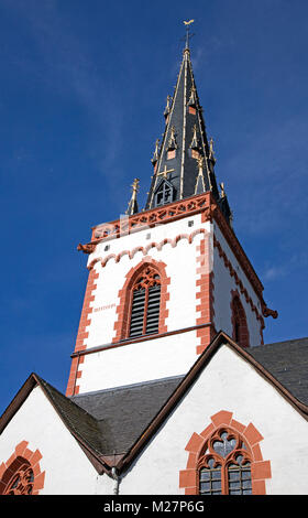 Kirchturm der katholischen Pfarrkirche St. Martin im Weinort Ediger, Ediger-Eller, Mosel, Rheinland-Pfalz, Deutschland, Europa Stockfoto