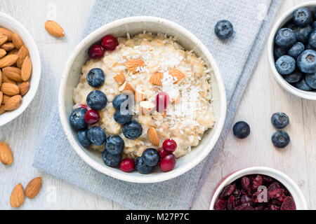 Gesundes Frühstück Haferflocken Schüssel Haferbrei mit Früchten und Nüssen Ansicht von Oben. Konzept der gesunden Ernährung, Diät, Gewichtsverlust und gesunden Lebensstil Stockfoto