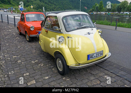 Oldtimer, deutsche Motocoupé BMW-Isetta und Vespa 400 der italienischen Unternehmen Piaggio, Beilstein, Rheinland-Pfalz, Deutschland, Europa Stockfoto