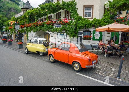 Oldtimer, deutsche Motocoupé BMW-Isetta und Vespa 400 der italienischen Unternehmen Piaggio, Beilstein, Rheinland-Pfalz, Deutschland, Europa Stockfoto