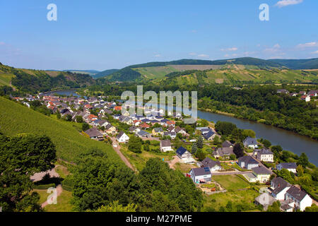 Blick vom Schloss Turm auf Saarburg an der Saar, Rheinland-Pfalz, Deutschland, Europa Stockfoto