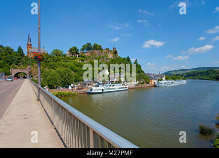 Brücke in die Altstadt, Ausflug Schiff auf Saar, oberhalb der Burg Saarburg, Saarburg an der Saar, Rheinland-Pfalz, Deutschland, Europa Stockfoto