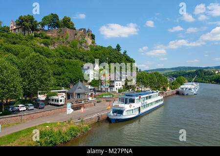 Ausflug Schiff auf Saar, oberhalb der Burg Saarburg, Saarburg an der Saar, Rheinland-Pfalz, Deutschland, Europa Stockfoto