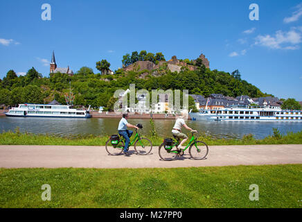 Radfahrer auf cycleway am Flußufer, Ausflug Schiff auf der Saar, oberhalb der Burg, Saarburg an der Saar, Rheinland-Pfalz, Deutschland Stockfoto