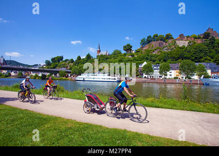 Radfahrer auf cycleway am Flußufer, Ausflug Schiff auf der Saar, oberhalb der Burg, Saarburg an der Saar, Rheinland-Pfalz, Deutschland Stockfoto