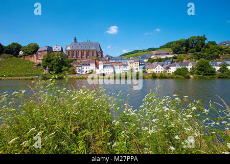 Blick auf Altstadt mit St. Laurentius Kirche, Saarburg an der Saar, Rheinland-Pfalz, Deutschland, Europa Stockfoto