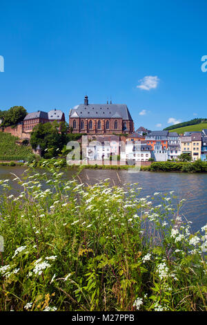 Blick auf Altstadt mit St. Laurentius Kirche, Saarburg an der Saar, Rheinland-Pfalz, Deutschland, Europa Stockfoto