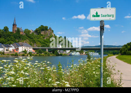 Ortsschild an Trail. Riverside von Saarburg an der Saar, Rheinland-Pfalz, Deutschland, Europa Stockfoto