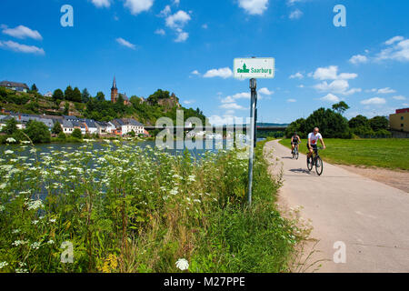 Radfahrer auf cycleway am Flußufer, Ortsschild von Saarburg an der Saar, Rheinland-Pfalz, Deutschland, Europa Stockfoto