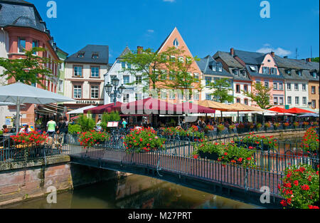 Außerhalb der Gastronomie, Brücke über den Leukbach Stream ein Nebenfluss der Saar, Altstadt von Saarburg, Rheinland-Pfalz, Deutschland, Europa Stockfoto