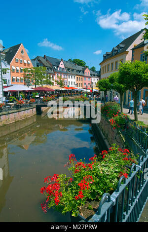 Außerhalb der Gastronomie, Brücke über den Leukbach Stream ein Nebenfluss der Saar, Altstadt von Saarburg, Rheinland-Pfalz, Deutschland, Europa Stockfoto