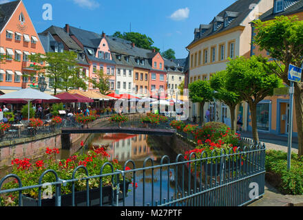 Außerhalb der Gastronomie, Brücke über den Leukbach Stream ein Nebenfluss der Saar, Altstadt von Saarburg, Rheinland-Pfalz, Deutschland, Europa Stockfoto