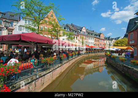 Außerhalb der Gastronomie, Brücke über den Leukbach Stream ein Nebenfluss der Saar, Altstadt von Saarburg, Rheinland-Pfalz, Deutschland, Europa Stockfoto