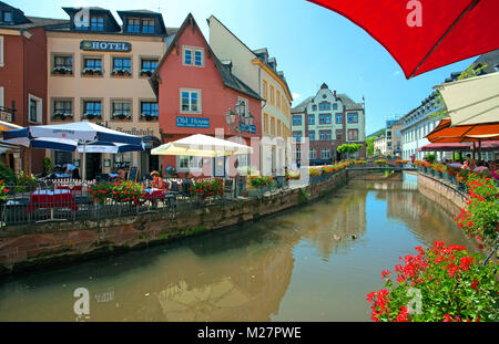 Außerhalb der Gastronomie, Brücke über den Leukbach Stream ein Nebenfluss der Saar, Altstadt von Saarburg, Rheinland-Pfalz, Deutschland, Europa Stockfoto