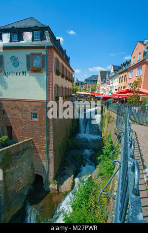 Der leukbach Wasserfall an der alten Stadt Saarburg, Rheinland-Pfalz, Deutschland, Europa Stockfoto