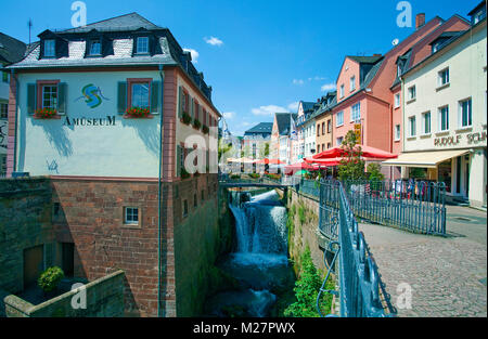 Der leukbach Wasserfall an der alten Stadt Saarburg, Rheinland-Pfalz, Deutschland, Europa Stockfoto