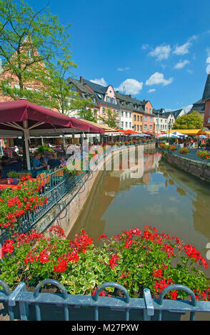 Außerhalb der Gastronomie, Brücke über den Leukbach Stream ein Nebenfluss der Saar, Altstadt von Saarburg, Rheinland-Pfalz, Deutschland, Europa Stockfoto