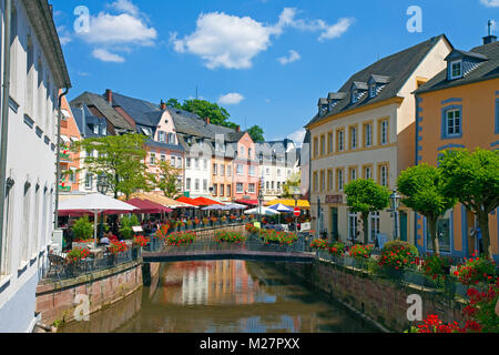 Außerhalb der Gastronomie, Brücke über den Leukbach Stream ein Nebenfluss der Saar, Altstadt von Saarburg, Rheinland-Pfalz, Deutschland, Europa Stockfoto