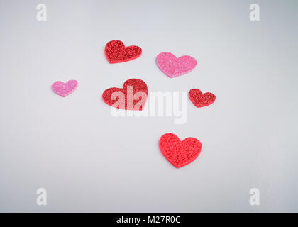 Happy Valentine's Day. Rosa und roten Papier Herzen mit glitzert auf weißem Hintergrund. Kopieren Sie Platz. Stockfoto