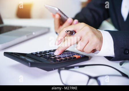 Nahaufnahme der männlichen Buchhalter oder Bankier und Berechnungen. Einsparungen, die Finanzen und die Wirtschaft Konzept Stockfoto