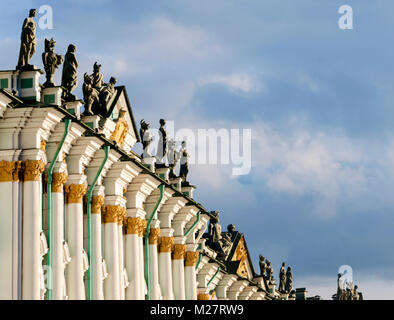 Skulpturen auf dem Dach des Winter Palace Stockfoto