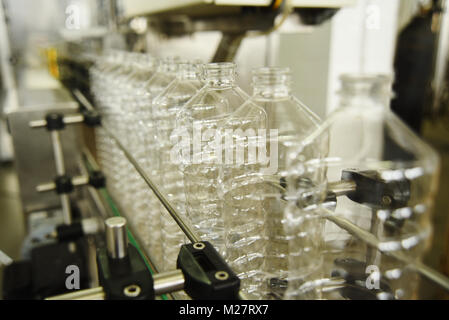 Flasche. Industrielle Produktion von PET-Flaschen. Transparente Verpackung für Lebensmittel Stockfoto