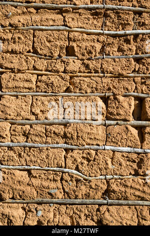 Hintergrund der traditionellen Mud brick wall Architektur überlagert mit natürlichen Holz in Bahia, Brasilien Stockfoto