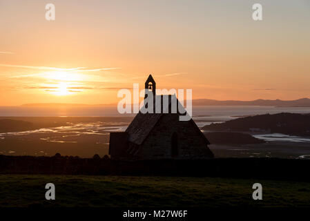 St Tecwyn's Church bei Sonnenuntergang. Eine kleine Kirche hoch in den Hügeln oberhalb des Dwyryd Estuary in der Nähe von Harlech in Snowdonia, North Wales. Stockfoto