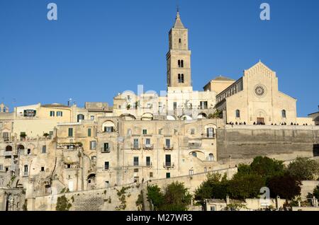 Blick über die Sassi von Matera in Richtung der Kathedrale von Matera apulischen Romanischer Bau aus dem 13. Jahrhundert Stockfoto