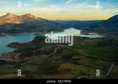 Antenne Landschaft der bergigen Tal von Zahara de la Sierra Cadiz, Andalusien. Blick auf den Naturpark mit Gaudalete river Reservoir. Stockfoto