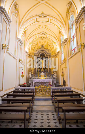 Sorrento, Kampanien, Italien März 12, 2017 das Langhaus der Kirche, in Positano die Gläubigen im Gebet sammeln Stockfoto