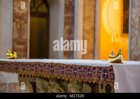 Sorrento, Kampanien, Italien März 12, 2017 vergoldeten Altar in der Kirche von Positano, die exakt die barocken Stil der ganzen Kirche folgt. Über dem Stockfoto