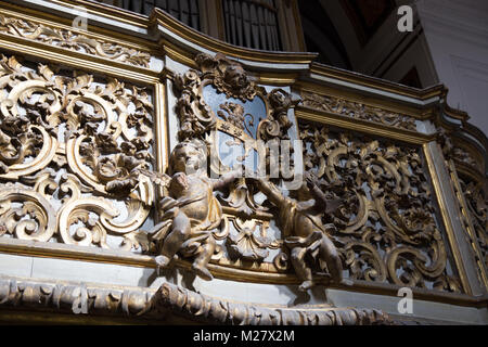 Sorrento, Kampanien, Italien März 12, 2017 wunderbare Fries mit der Darstellung der Engel, Hände auf ein Organ verwendet die Zeremonien, die musikalisch zu begleiten, Stockfoto