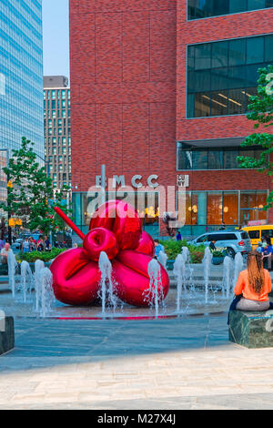 New York, USA - Juni 08, 2015: Red Balloon Flower von Jeff Koons bei 7 World Trade Center am 10. November 2013. Es ist eines von Koons' Signatur hoch Pol Stockfoto