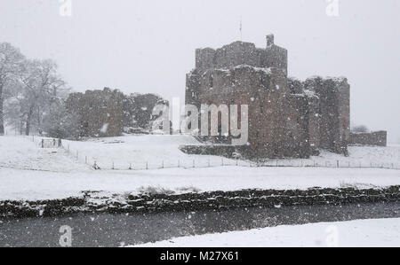 Brougham Castle in der Nähe von Penrith in Cumbria während einer Snow Blizzard als Frost griffe Großbritannien und starker Schneefall geführt hat Unterbrechung zu reisen. Stockfoto