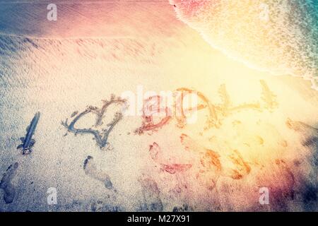 Ich liebe Bali - Inschrift auf dem Sand Stockfoto