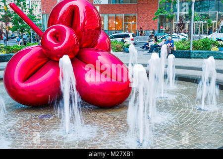 New York, USA - Juni 08, 2015: Red Balloon Flower von Jeff Koons bei 7 World Trade Center am 10. November 2013. Es ist eines von Koons' Signatur hoch Pol Stockfoto