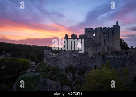 Die burgruine von Angles Sur L'anglin in Vienne Frankreich bei Sonnenuntergang - eines der schönsten Dörfer in Frankreich. Stockfoto