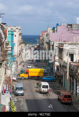 Panorama von der Nachbarschaft von Centro Havanna, im Hintergrund der Malecon und das Meer. Stadt Havanna, Kuba Stockfoto