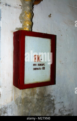 Alte Hydranten im Gebäude der zerstörten Gebäude der Bäckerei aufgegeben. Die Struktur der Zeit in der UDSSR. Zerstörung und Vandalismus. Stockfoto