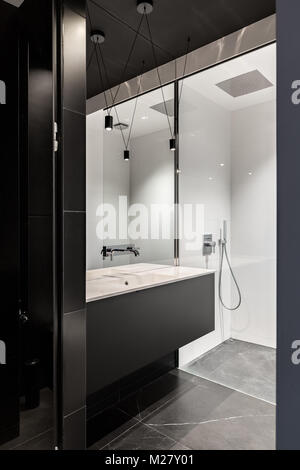 Schwarz modernes Badezimmer mit Steinboden und ebenerdiger Dusche Stockfoto