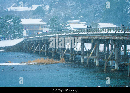 Schönen winter saisonale Bild, Togetsu-kyo Brücke ist ein Wahrzeichen in Arashiyama Viertel, das hölzerne Brücke über Fluss Katsura in Kyoto Stockfoto