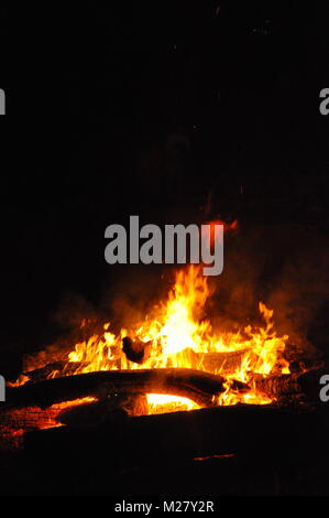 Geschossen von einem Feuer leise Knistern. Vorher war es ein riesiges Inferno... aber die Zeit findet immer seinen Tribut. Stockfoto