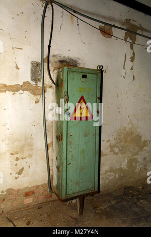 Der alten, verlassenen elektrische Verteilung im Gebäude der zerstörten Gebäude der Brotfabrik. Die Struktur der Zeit in der UDSSR. Stockfoto