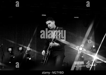 Die Englische indie rock Band Arctic Monkeys führt ein Live Konzert beim Roskilde Festival 2011. Hier Lead Gitarrist Jamie Cook wird dargestellt. Dänemark 02/07/2011. Stockfoto