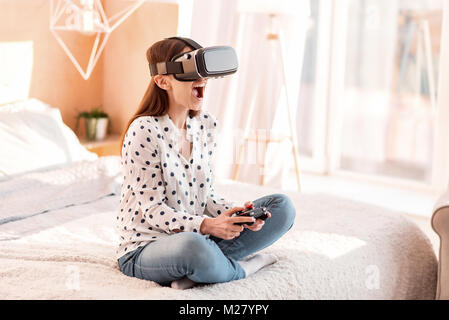 Frohe frohe Frau kämpfen in VR-Spiel Stockfoto